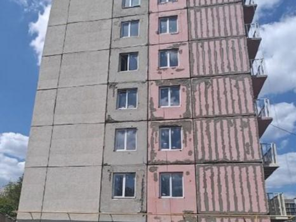 Строители выполнили внутреннюю отделку и начали работы по фасаду дома в Мариуполе