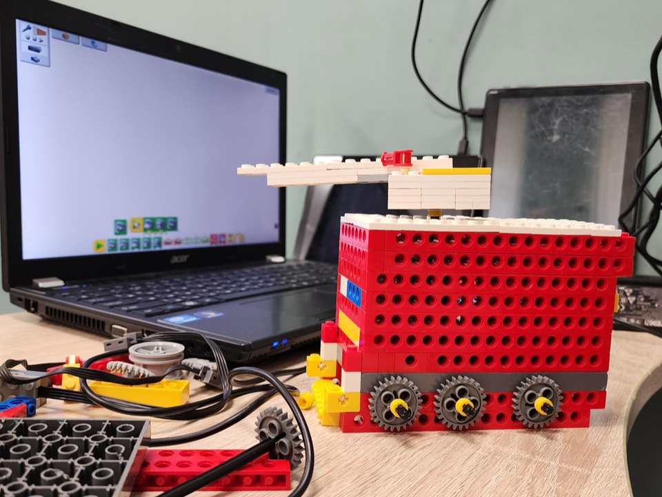 В Бронницком лицее детей учат собирать и программировать роботов