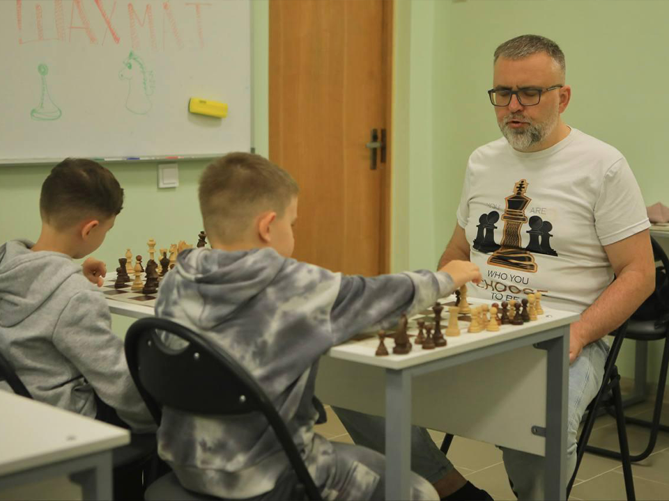 Профессиональный шахматист научил детей азам игры в «Космосе»