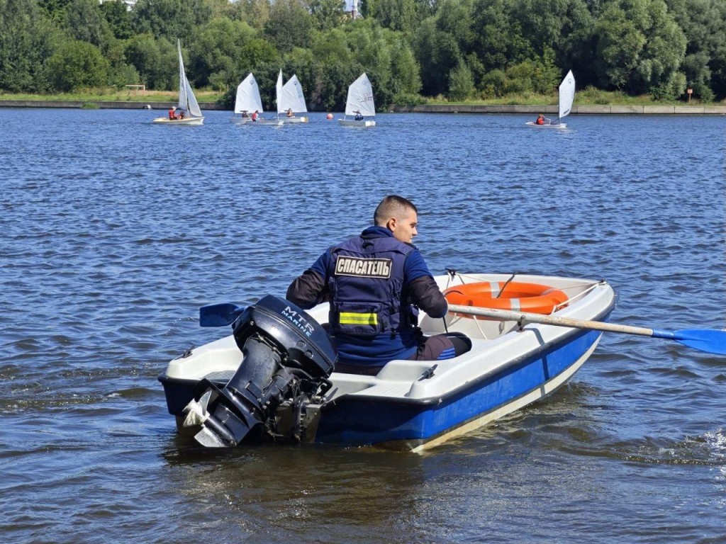 «Мгновенно пошел под воду»: спасатель рассказал о спасении тонущего ребенка на пляже в Мысово