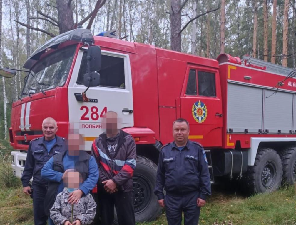 Спасатели вывели из Егорьевского леса заблудившуюся семью с двумя детьми