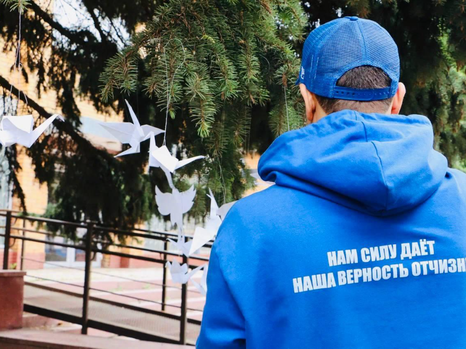 Сквер в Серебряных Прудах украсили белыми журавлями в память о жертвах Беслана