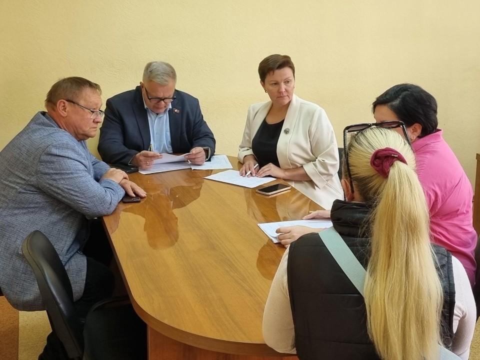 Депутат Мособлдумы поддержал одинокую мать и тяжелобольных жителей округа