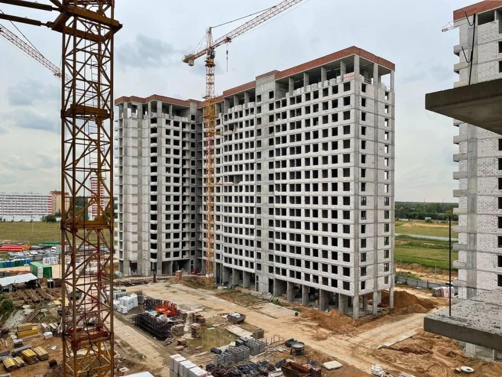 Новые дома в Братовщине готовы к остеклению и отделке фасадов