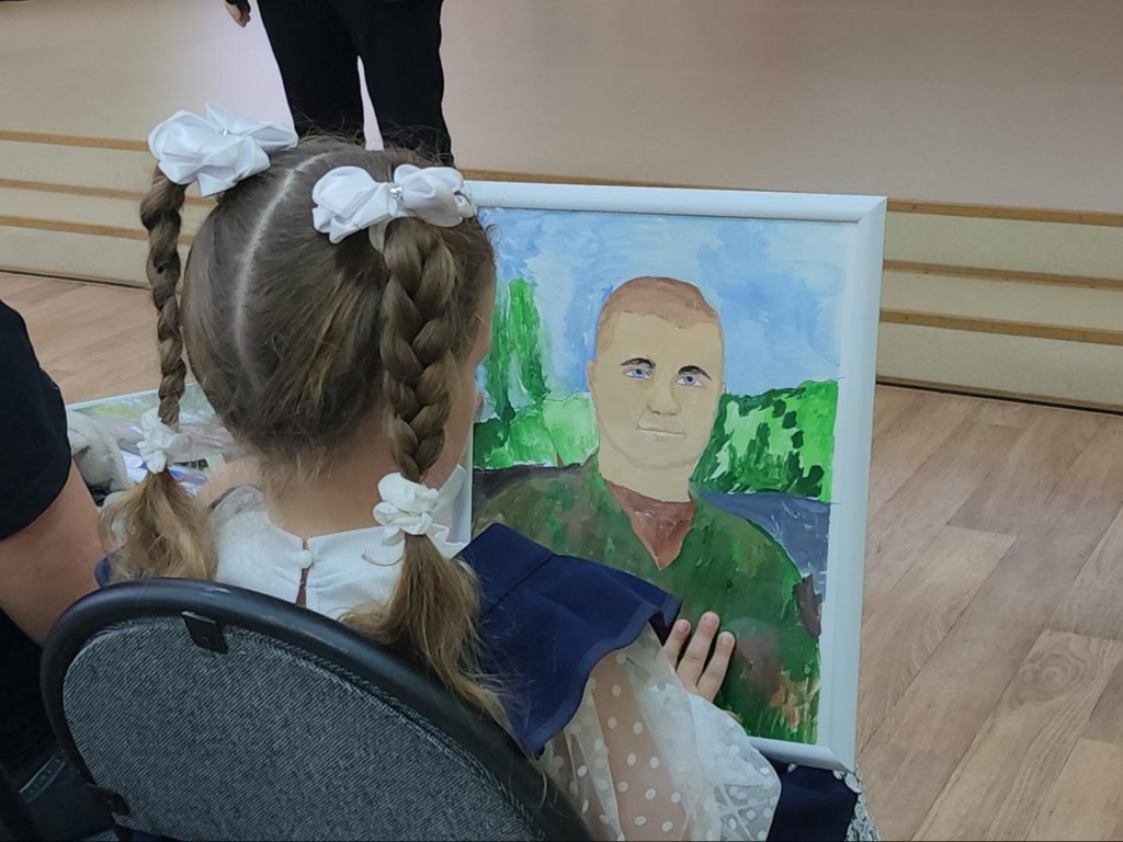 Дети из Луховиц нарисовали портреты своих отцов — участников СВО