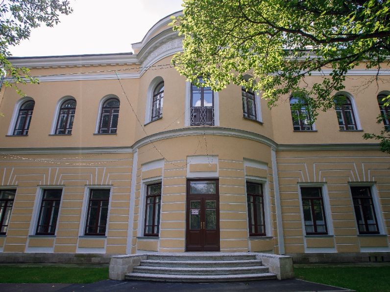 В усадьбе Знаменское-Губайлово открылась выставка стихий Олега Закоморного