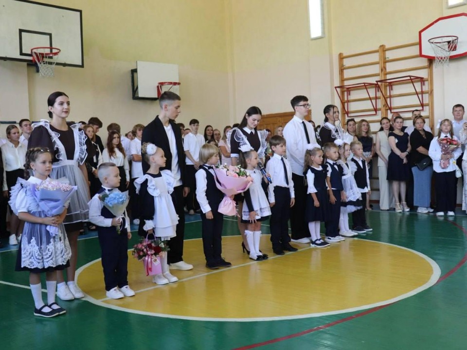 В школах прозвенели первые в наступившем учебном году звонки