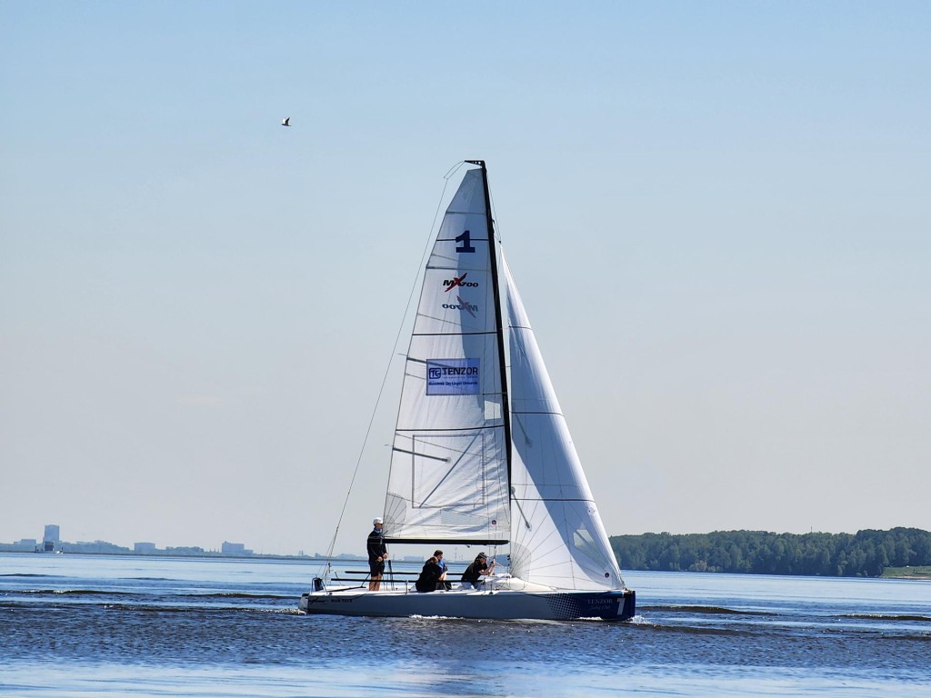 Парусники снова сражаются на турнире Tenzor Elite Cup 2025 на Пестовском водохранилище