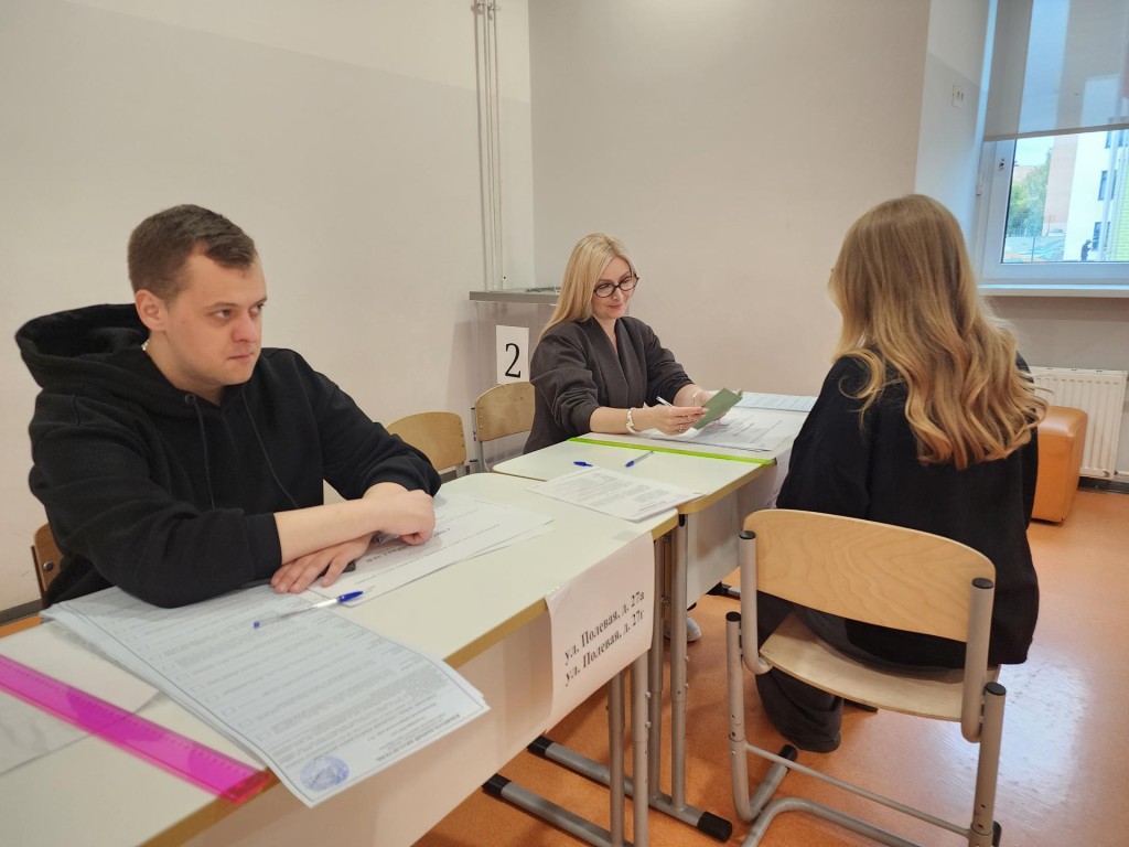 Во фрязинской школе №1 первые избиратели голосуют на выборах в местный Совет депутатов
