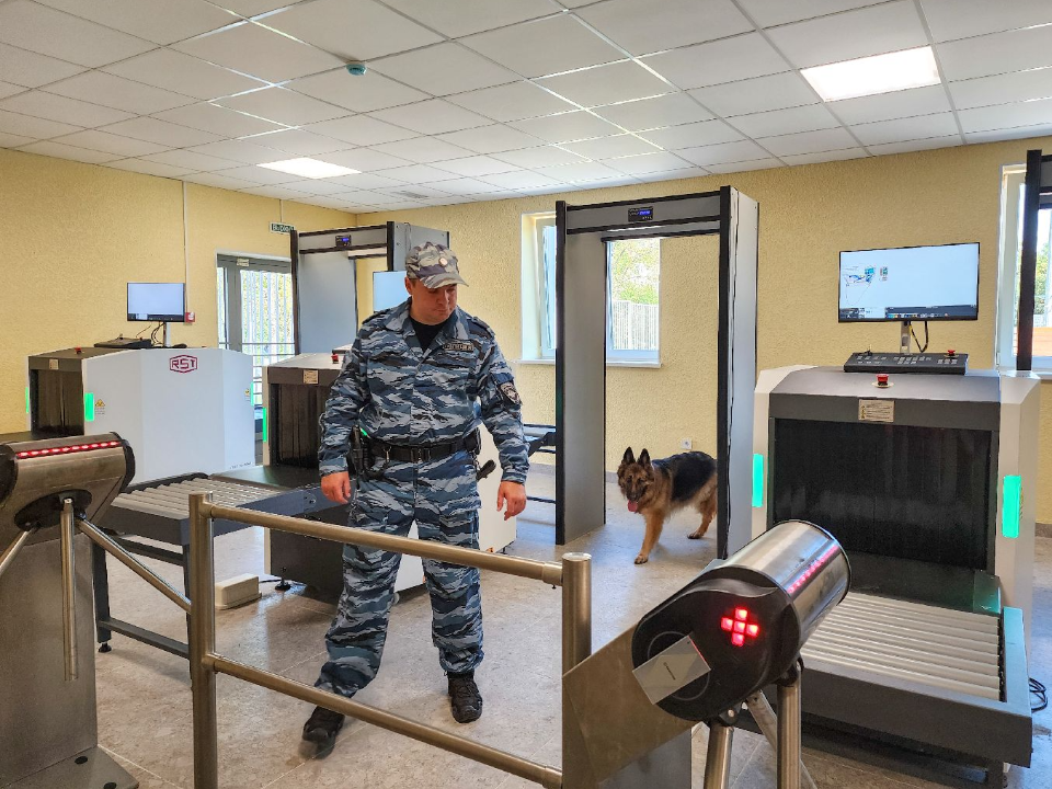 Школы Подольска накануне Дня знаний проверили кинологи со служебными собаками