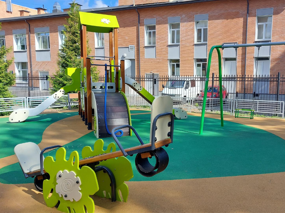 Новую детскую площадку установили на улице Супруна