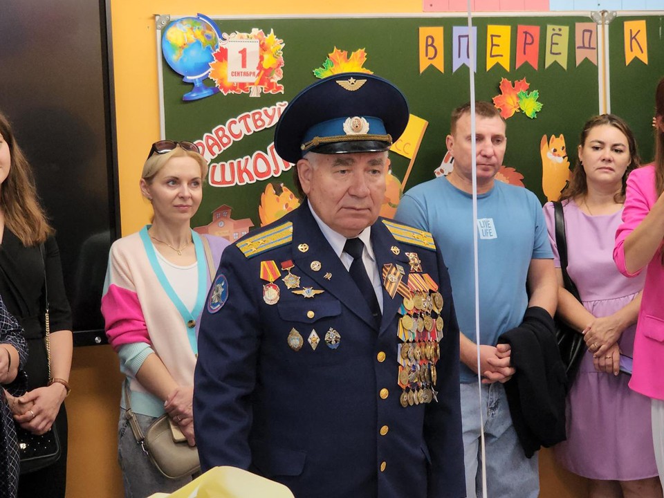 Ветеран боевых действий поздравил с Днем знаний учеников школы в Монине