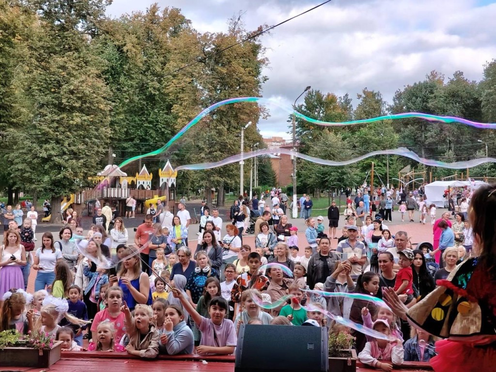 Парки Подмосковья встретили День знаний научными шоу и праздничными парадами