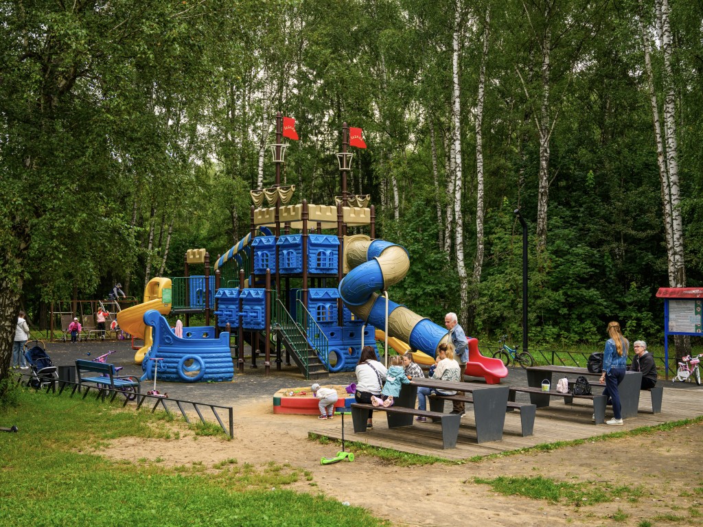Маленькие футболисты помяли автомобиль в Цемгиганте