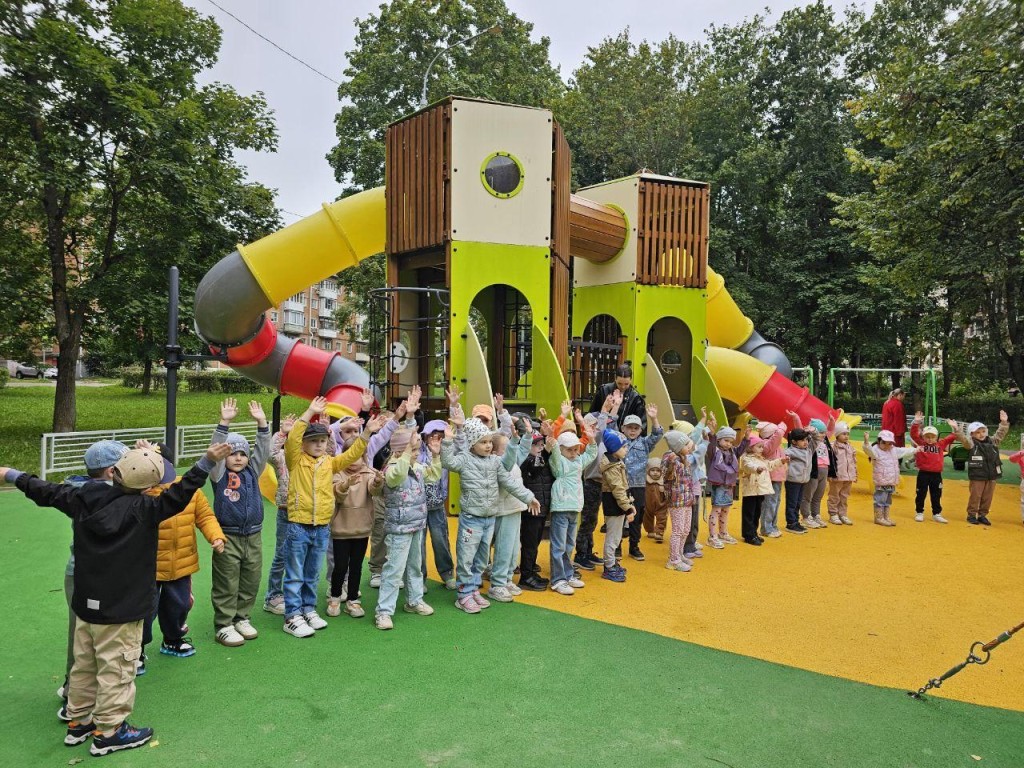 Огромную игровую площадку открыли на улице Мира