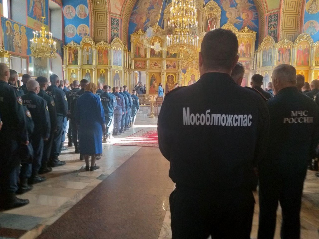Пожарные в Ногинске помолились перед иконой «Неопалимая Купина»