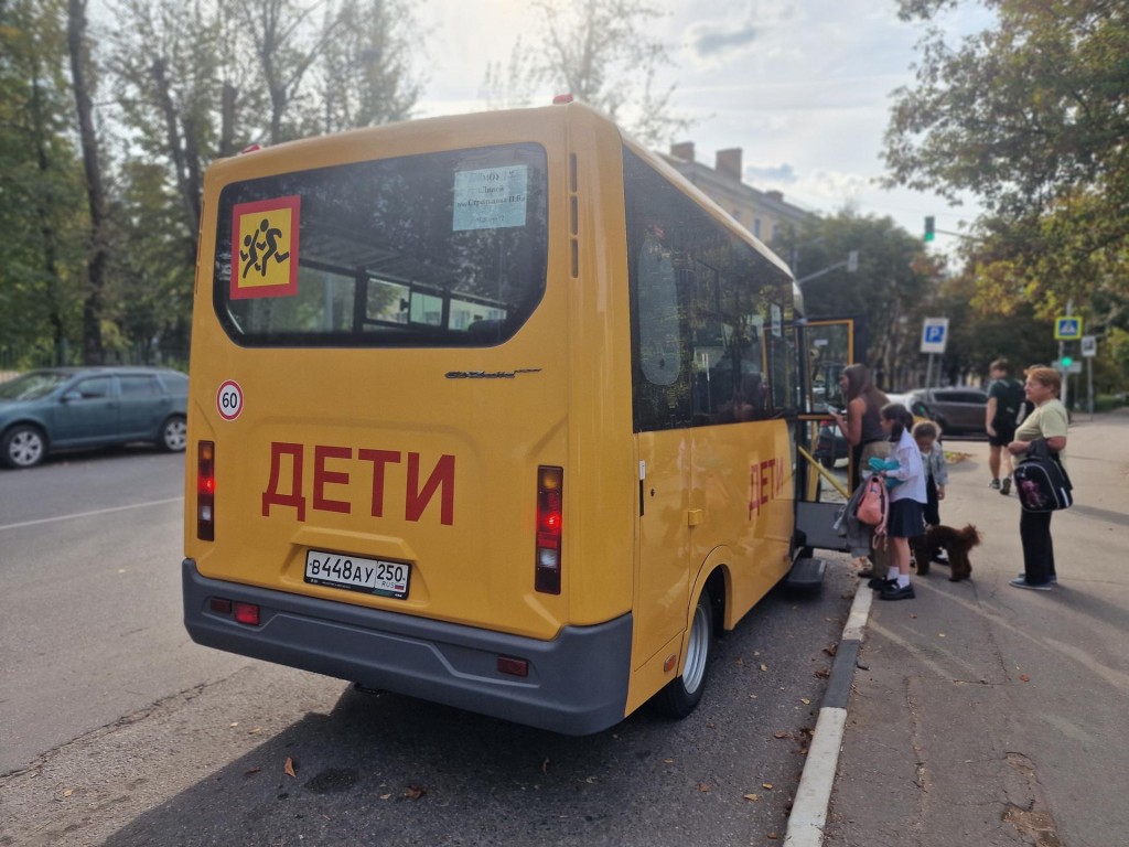 Сельской школе под Воскресенском передали новый автобус