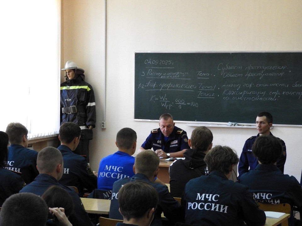 Встреча со спасателями вдохновила студентов Электростали на работу в пожарной службе