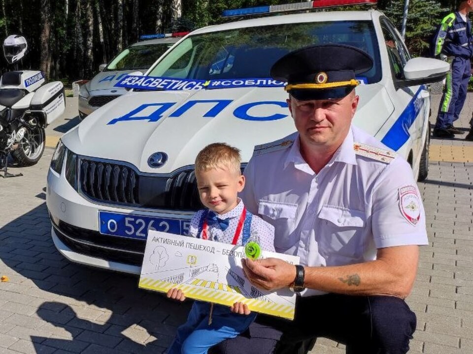 Селфи-праздник с патрульной техникой организовала Госавтоинспекция в городском парке