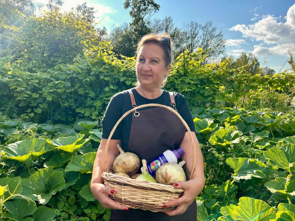 Огородница из Можайского округа вырастила лук весом 864 гр и тыкву 200 кг