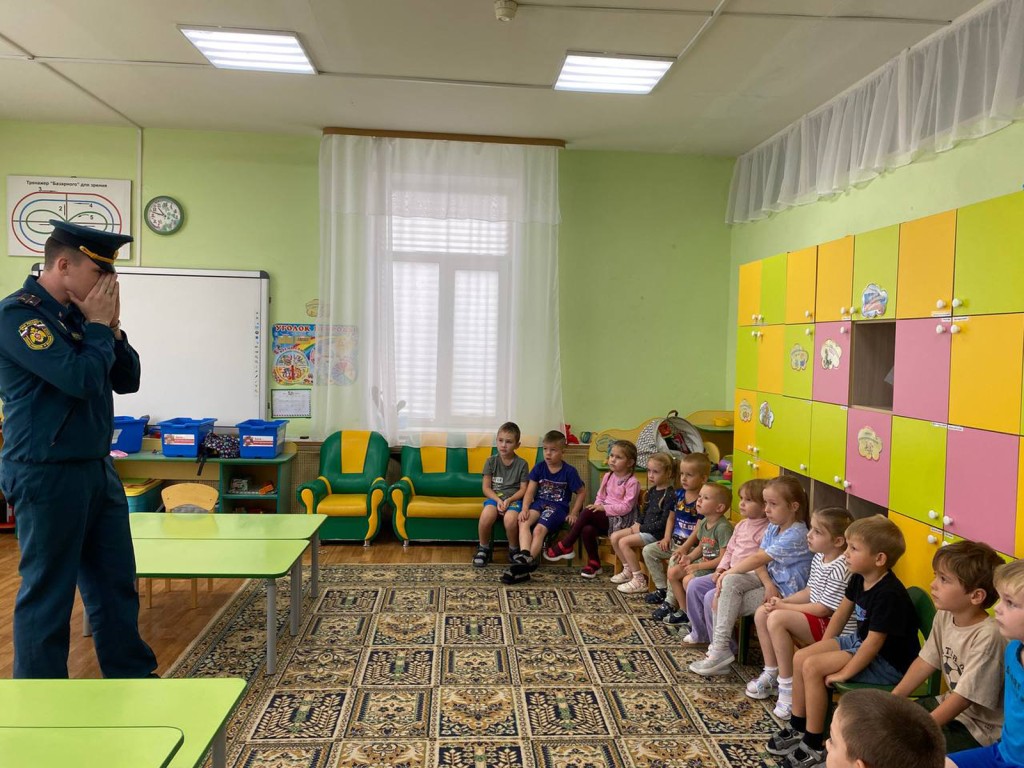 Уроки безопасности для самых маленьких: в Ступине детей учат спасаться при пожаре