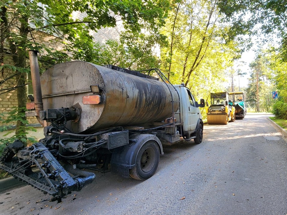 На Школьной в Протвине начали асфальтировать внутридворовый проезд и парковки