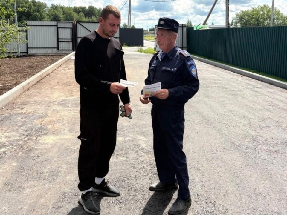 Пожарные провели беседы о безопасности с местными жителями