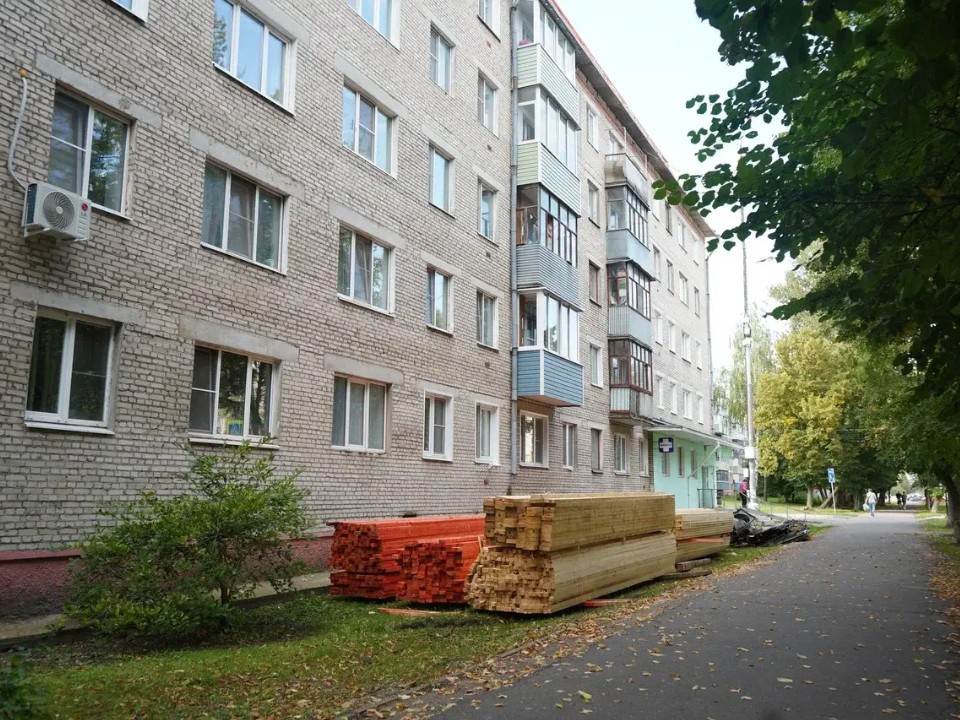 В доме на Школьной заменят крышу до конца года