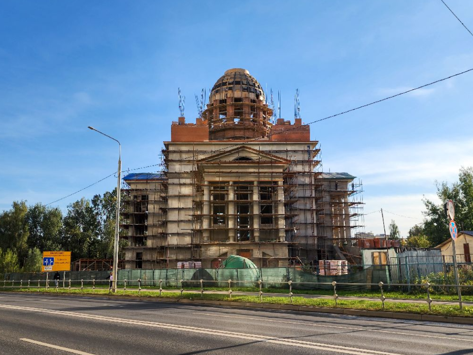 Строящийся Никольский храм в Кузнечиках поднялся в высоту на 38 метров