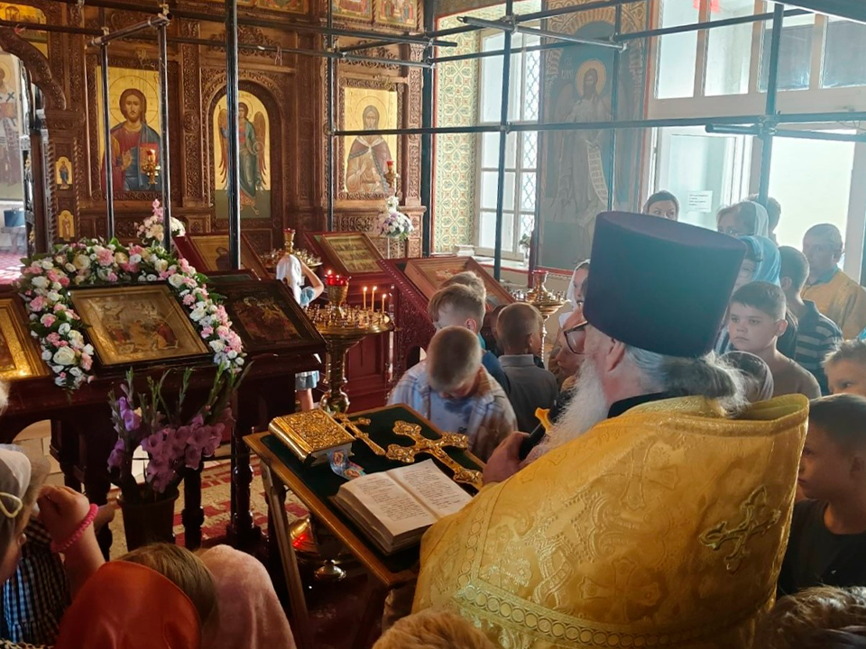 Настоятель Ильинского храма возглавил молитвенное собрание учащихся и родителей