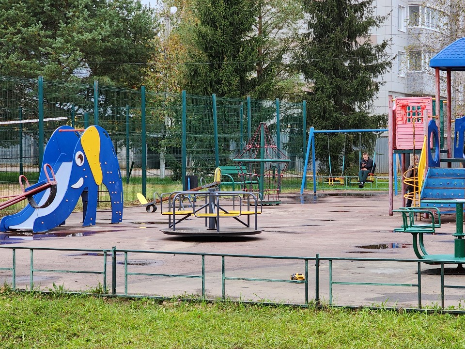 Травмоопасные качели просят починить на улице Бояринова в Балашихе