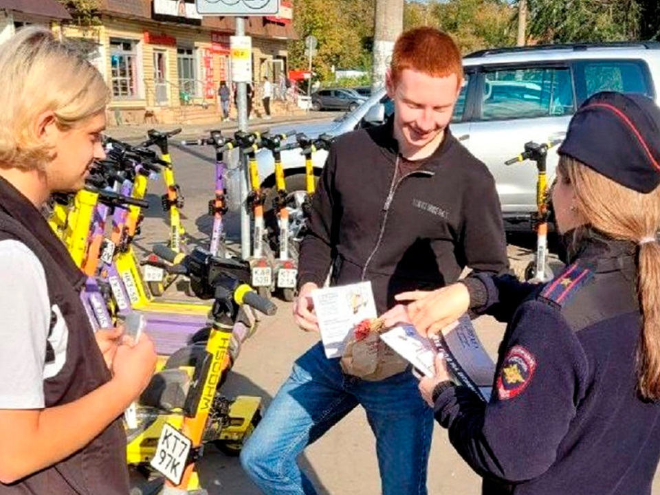 Полиция и кикшеринговая компания напомнили жителям о правилах для СИМ