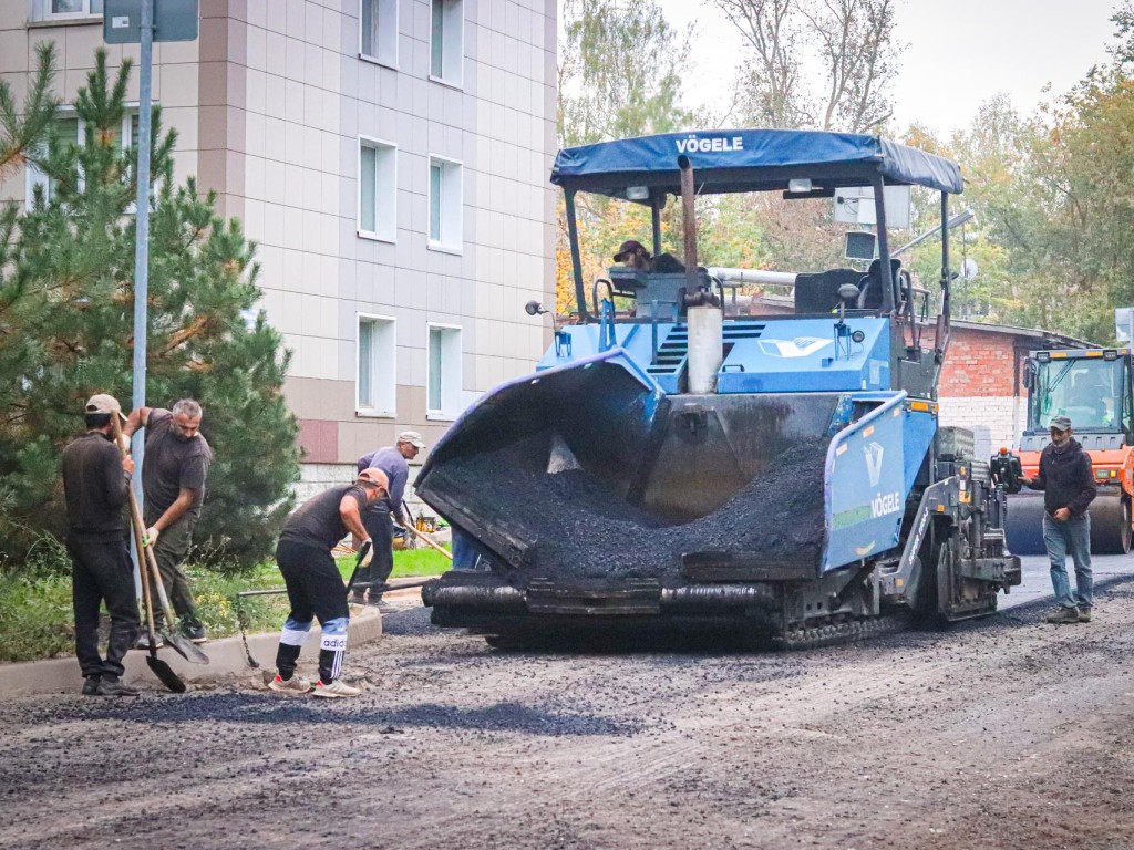 На улице Менделеева рабочие проводят ремонт дороги и тротуаров