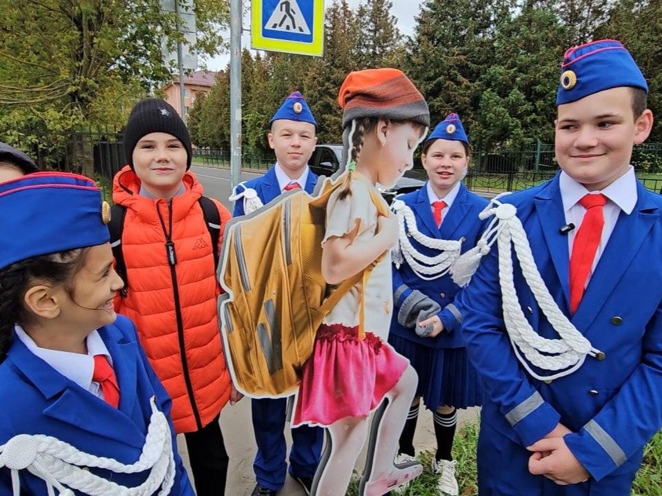 Школьники утеплили картонных пешеходов у городских переходов