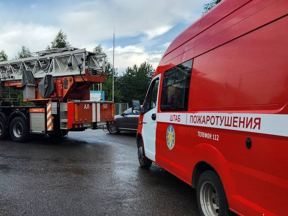 На юге Москвы вспыхнула крыша строящегося дома