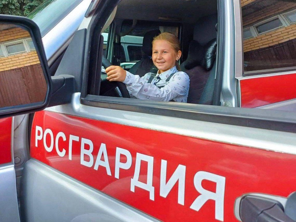Росгвардейцы поздравили детей с первым школьным звонком