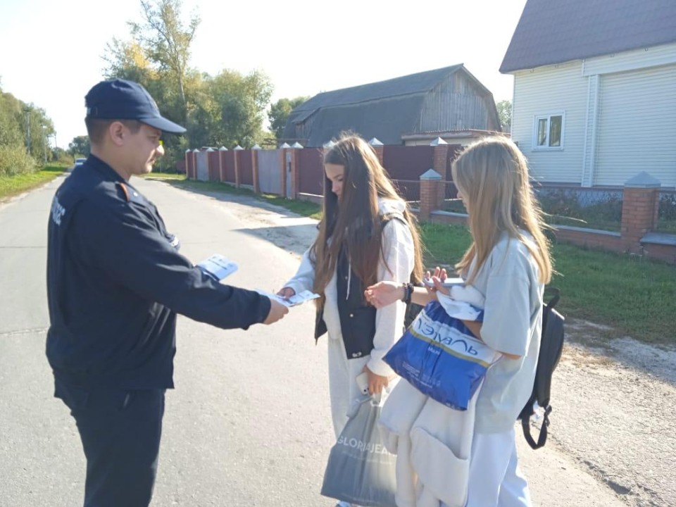 Пожарные провели беседы о безопасности с жителями села Ловцы