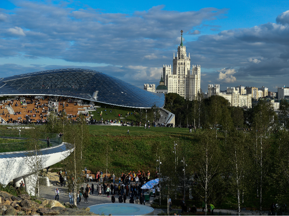 Участники «Интервидения-2025» познакомились с парком «Зарядье»