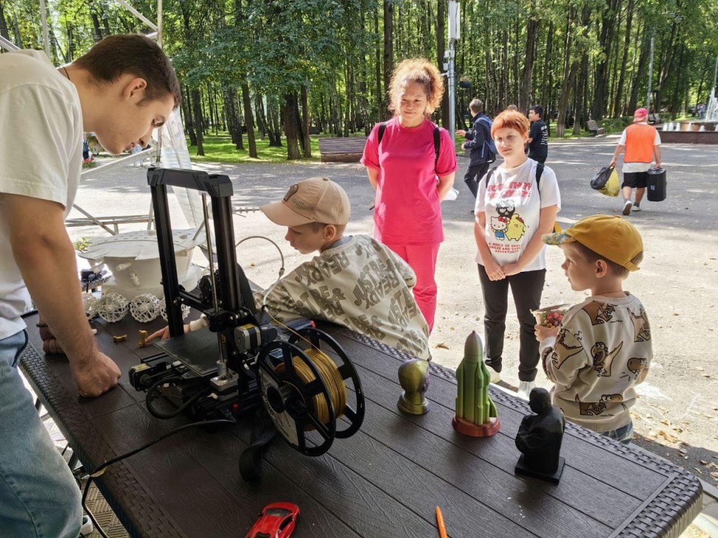 Открытые уроки по робототехнике и физике прошли в парках Королева