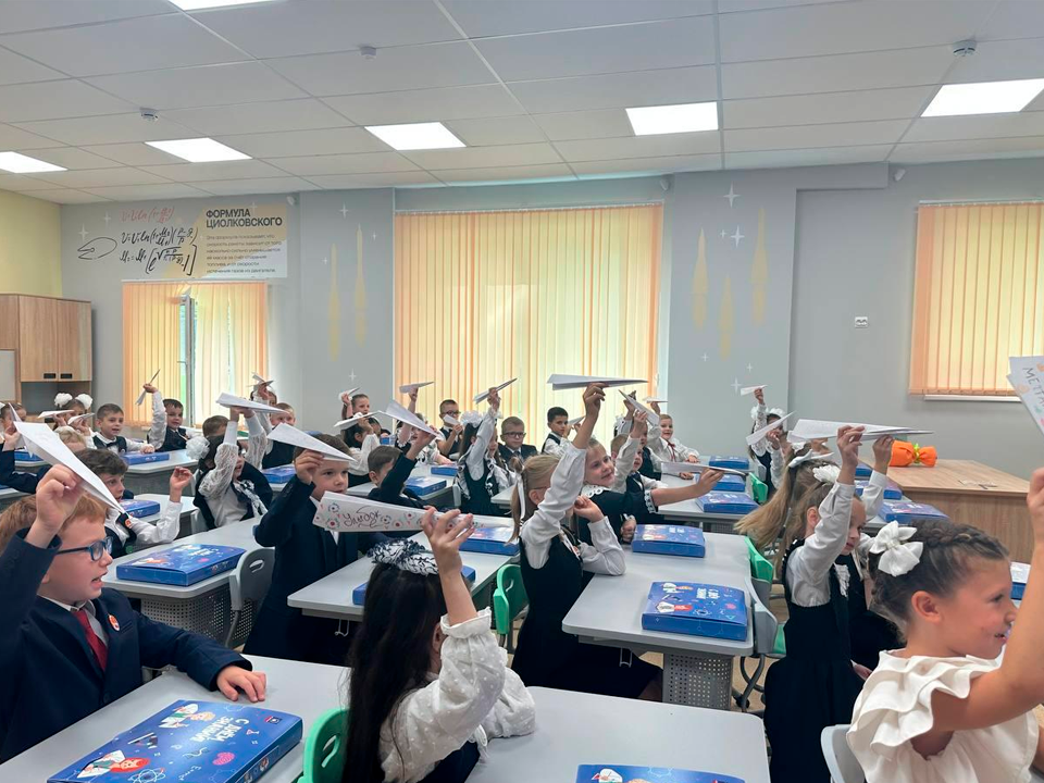 Первоклассники школы №1 запустили бумажные «Самолетики будущего»