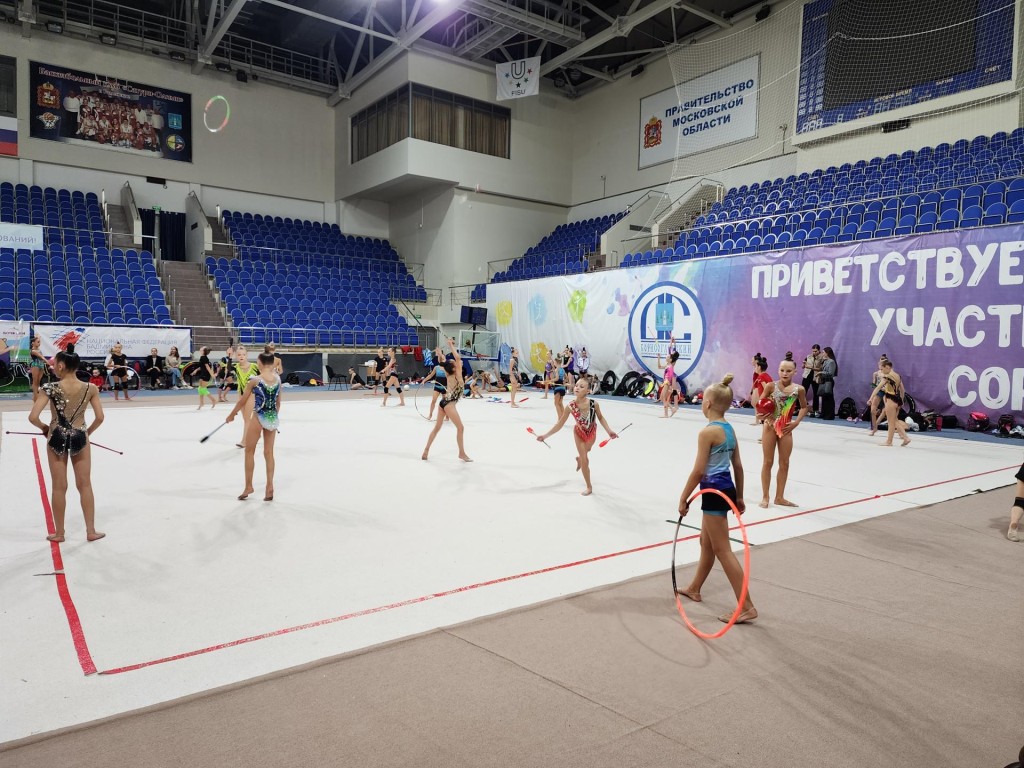 Более 300 гимнасток из 5 регионов России борются за Кубок «Триумф» в Раменском