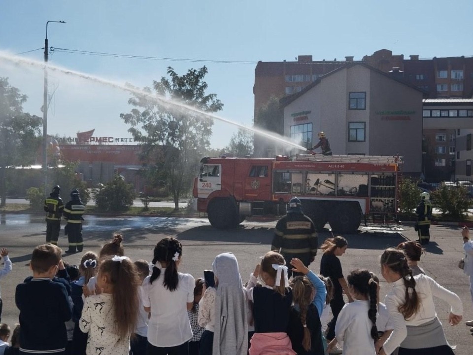 В Электроуглях дети примерили экипировку и узнали, как вести себя при пожаре