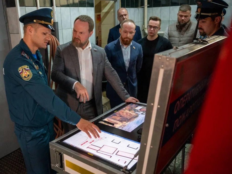 В Красногорске пожарным вручили бензопилы, форму и благодарственные письма