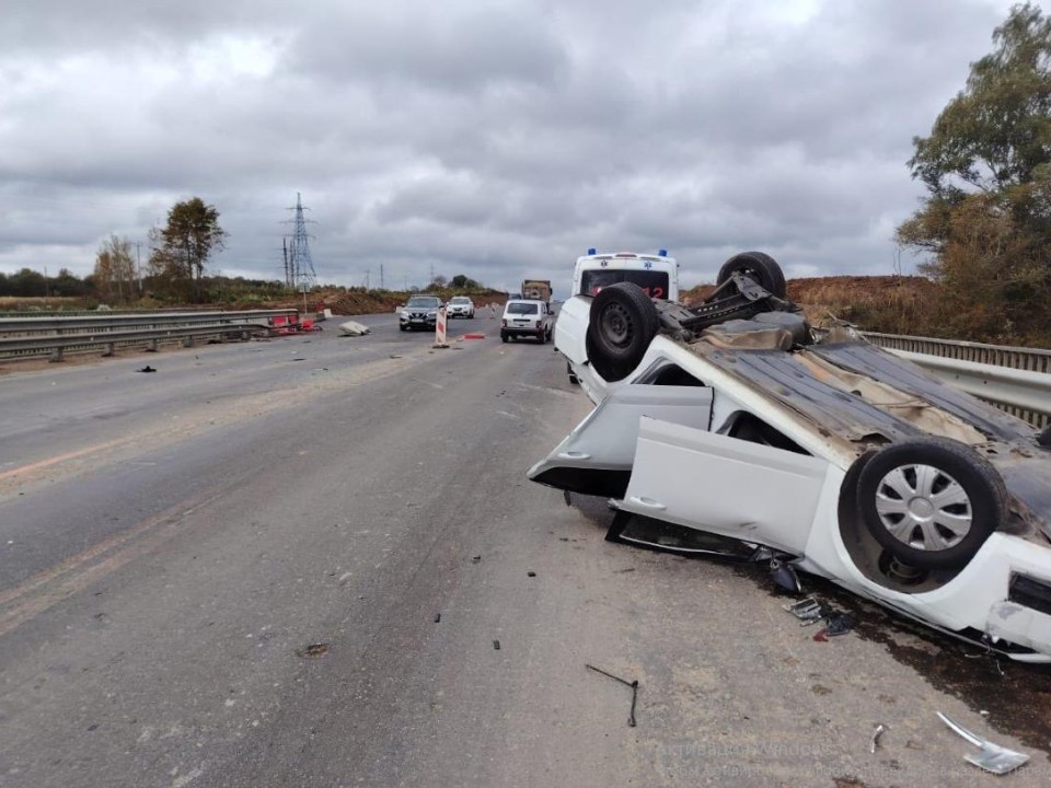 Спасатели ликвидировали последствия ДТП под Волоколамском