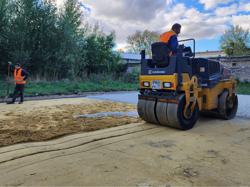 Детскую игровую площадку обустраивают на ул. Академика Жукова в Дзержинском