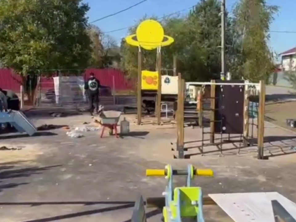 В деревне Ботово устанавливают новую детскую площадку