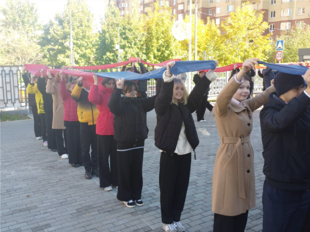 Учащиеся школы №14 отметили флешмобом День воссоединения с новыми регионами