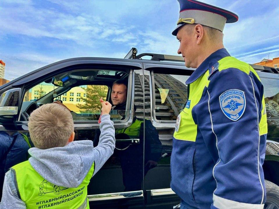 Маленькие инспекторы вручили водителям подарки с напоминанием о ПДД