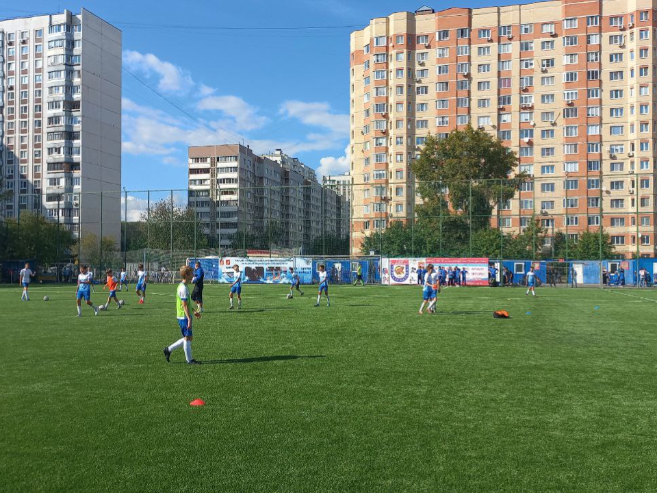 На футбольном поле СШОР «Кристалл-Восток» уложили новое покрытие