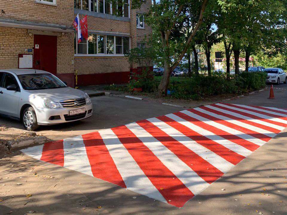 Жителям объяснили, зачем во дворах нанесли красно-белую разметку